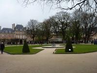 Place des Vosges- Fontäne (1825) &ndash; &copy; Steffi Zimmermann (Eberhardt TRAVEL)