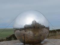 Mont St. Michel in der Edelstahlkugel &ndash; &copy; Jürgen Schmeißer (Eberhardt TRAVEL)