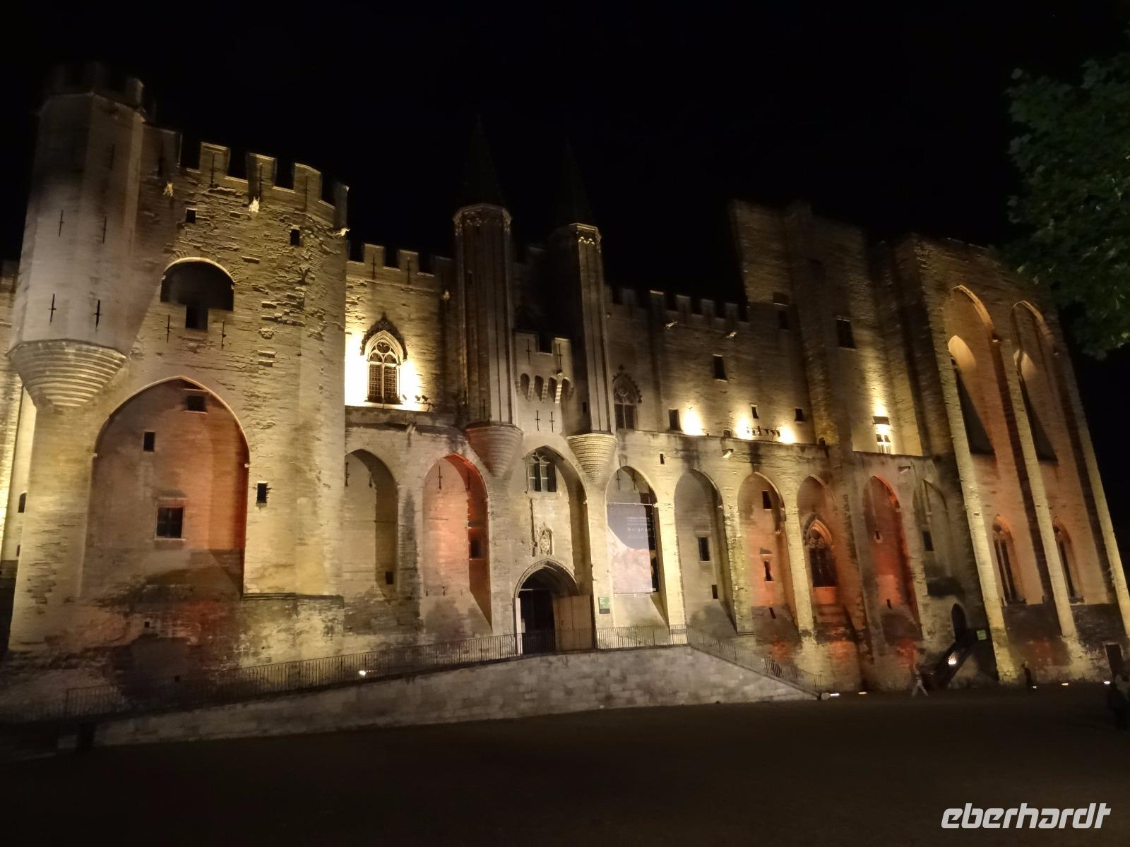Avignon bei Nacht - Papstpalast &ndash; &copy; Hans-Joachim Trutz (Eberhardt TRAVEL)