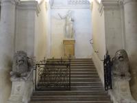 Arles -  im Rathaus ,blick auf die letzte erhaltene Staue des römischen Theaters &ndash; &copy; Hans-Joachim Trutz (Eberhardt TRAVEL)