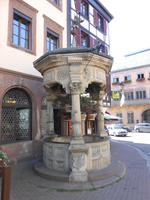 033. Sechs-Eimer-Brunnen in Obernai &ndash; &copy; Sophie Hof (Eberhardt TRAVEL)