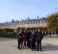 Gruppenbild auf der Place des Vosges &ndash; &copy; Maite Floris-Moser (Eberhardt TRAVEL)