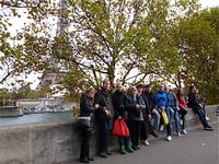 Gruppenbild am Eiffel Turm &ndash; &copy; Maite Floris-Moser (Eberhardt TRAVEL)