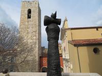 Antibes Altstadt mit Miro-Figur &ndash; &copy; Jürgen Schmeißer (Eberhardt TRAVEL)