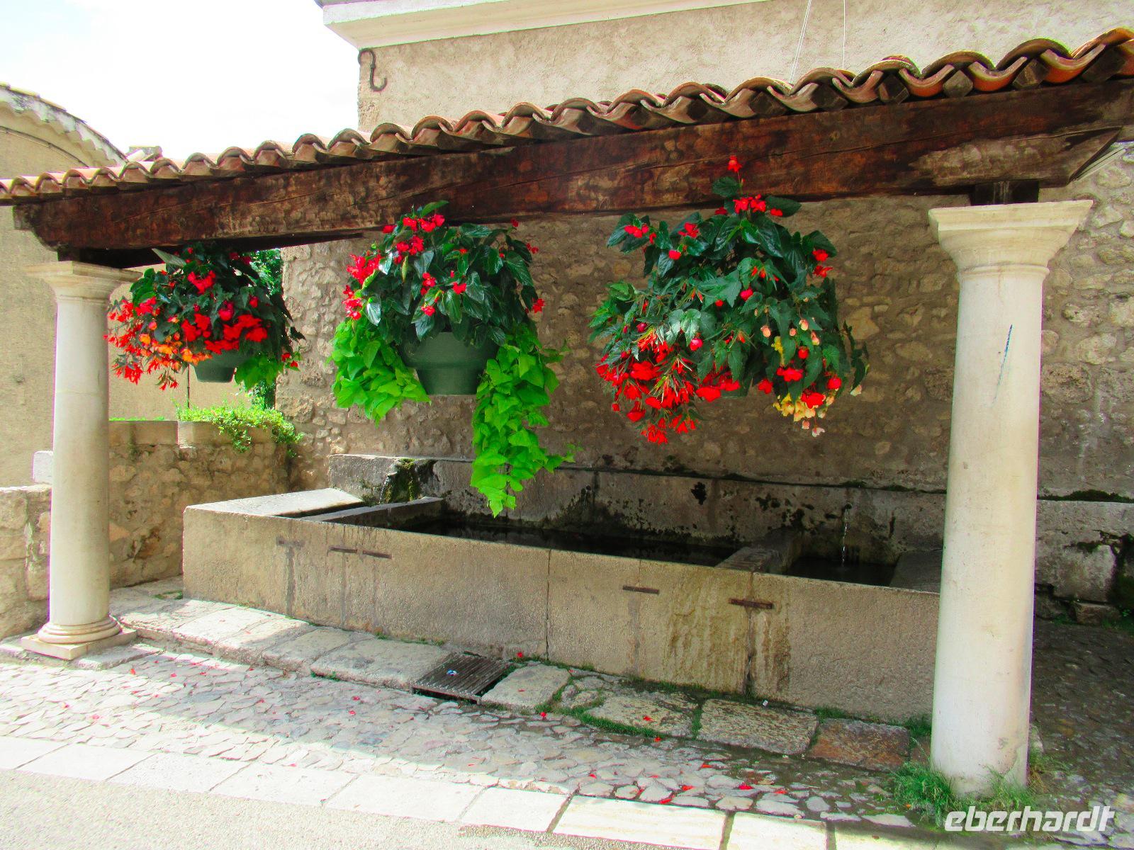 Moustiers-Ste-Marie &ndash; &copy; Maite Floris-Moser (Eberhardt TRAVEL)