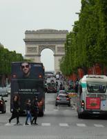 12AveDesChampsElyséesMitBlickAufDenArcDeTriomphe &ndash; &copy; Alexandra Jordan (Eberhardt TRAVEL)