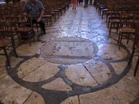 Chartres- Das Labyrinth auf dem Boden &ndash; &copy; Maite Floris-Moser (Eberhardt TRAVEL)