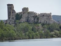 Burg unweit von Chateauneuf-du-Pape &ndash; &copy; Hans-Joachim Trutz (Eberhardt TRAVEL)