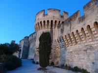 nächtlicher Spaziergang durch Avignon - Stadtmauer &ndash; &copy; Hans-Joachim Trutz (Eberhardt TRAVEL)