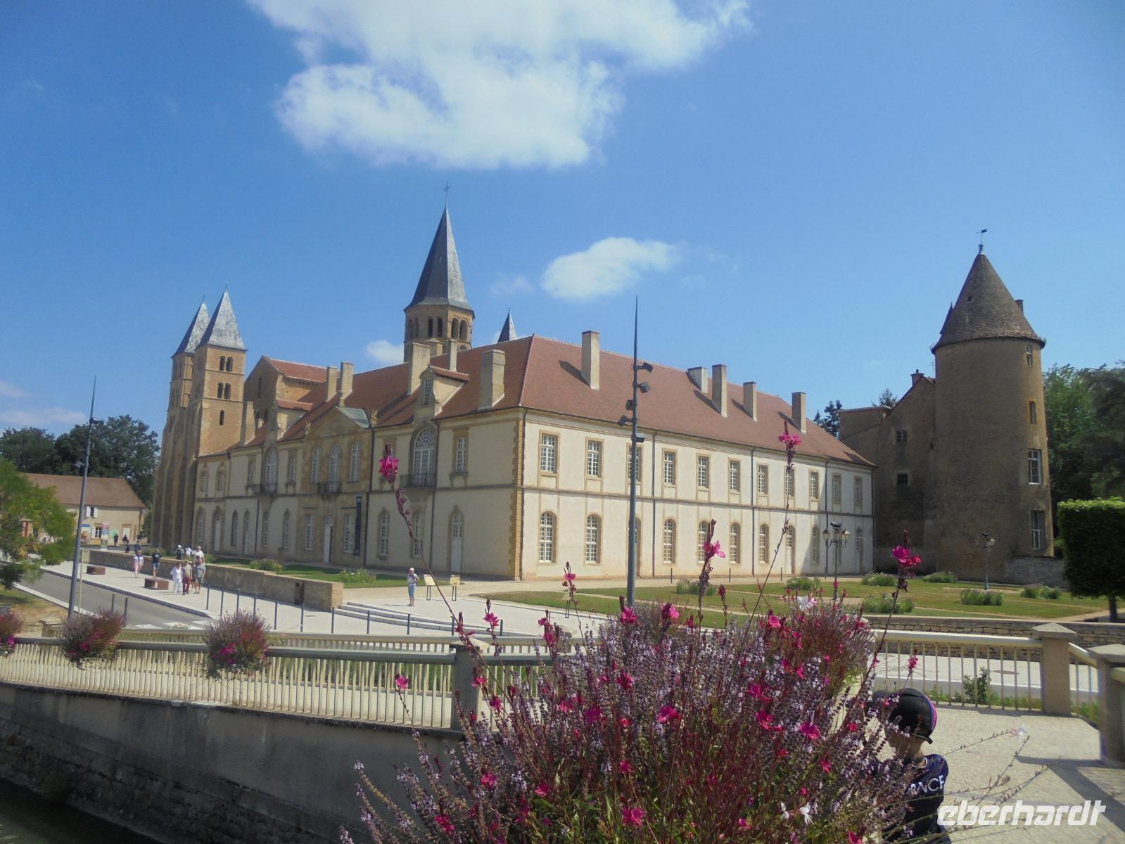 Klosterkirche in Paray le Monial, Burgund, Gesamtansicht &ndash; &copy; Dr. Michael Krause (Eberhardt TRAVEL)