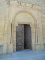 Seitentür mit Verzierungen, Paray-le-Monial &ndash; &copy; Dr. Michael Krause (Eberhardt TRAVEL)