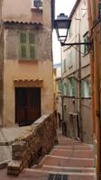 Gasse in Menton &ndash; &copy; Maja Petermann (Eberhardt TRAVEL)