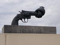 Tag 6 Caen Mémorial, The knotted Gun Carl Frederic Reuterswäld &ndash; &copy; Gabriele Sauer (Eberhardt TRAVEL)