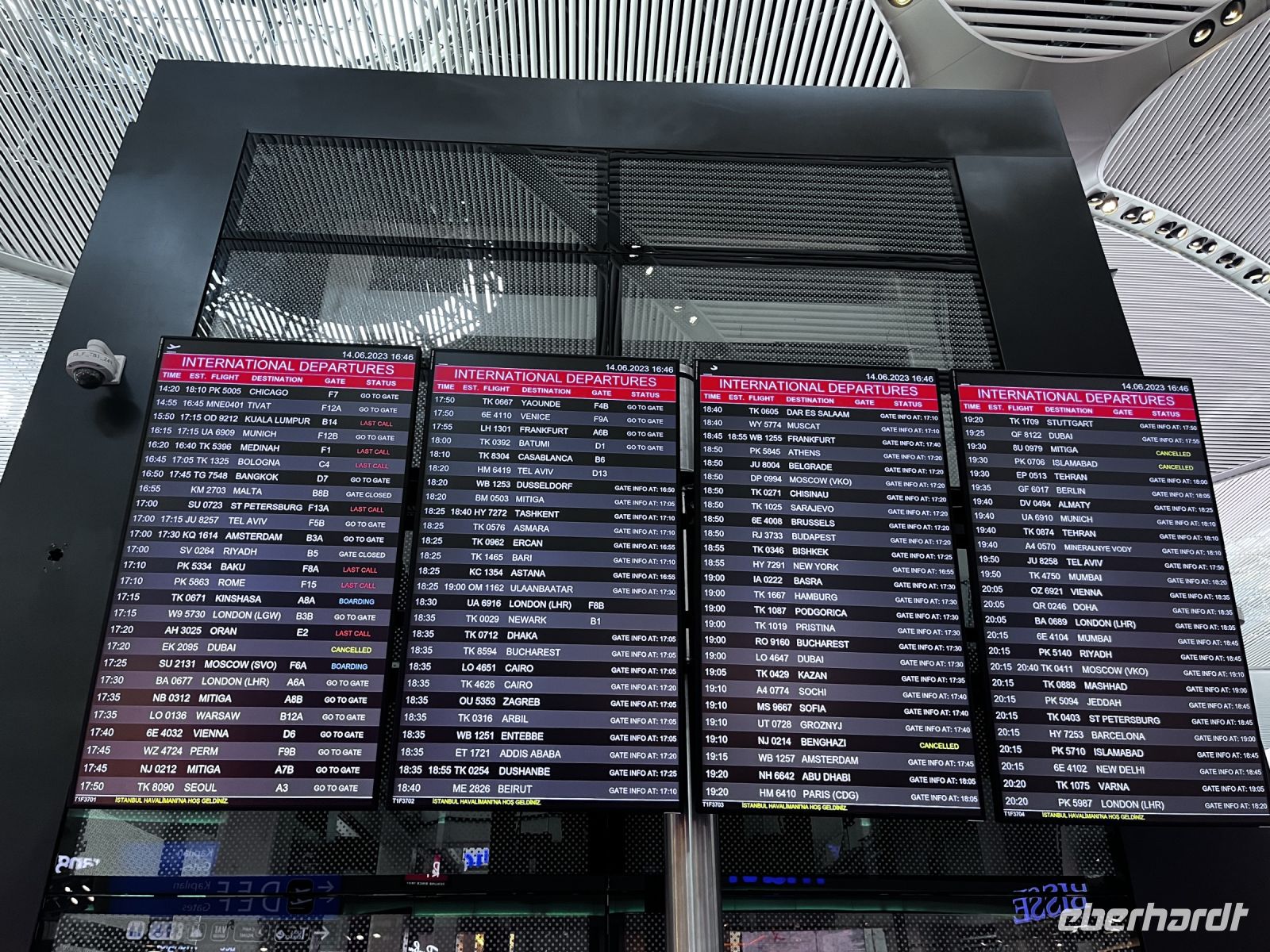 Istanbul Flughafen Anzeigetafel &ndash; &copy; Maria Feibig (Eberhardt TRAVEL)