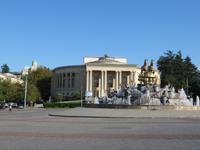Kolchis-Springbrunnen mit Theater in Kutaisi &ndash; &copy; Julian Bartsch (Eberhardt TRAVEL)