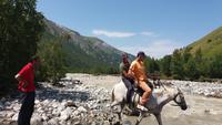 Flussüberquerung auf dem Pferd