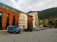 Polizeigebäude (rechts), Mestia &ndash; &copy; Andrej Kulikov (Eberhardt TRAVEL)