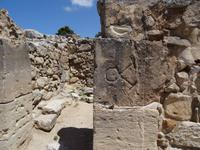 Palastruinen von Festos - Stein mit Doppelaxt &ndash; &copy; Ralf Mehnert (Eberhardt TRAVEL)
