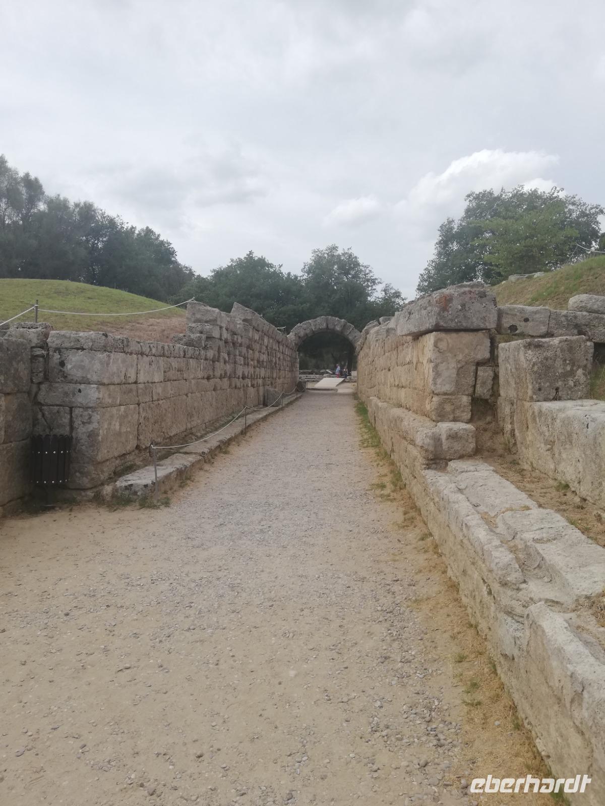 Römisches Eingangstor in das Stadion von Olympia &ndash; &copy; Elena Hinz (Eberhardt TRAVEL)