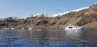 Bootsfahrt entlang der Küste von Santorin &ndash; &copy; Jacob Spangenberg (Eberhardt TRAVEL)