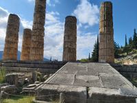 Frontansicht Tempelanlage Delphi &ndash; &copy; Ute Solf (Eberhardt TRAVEL)