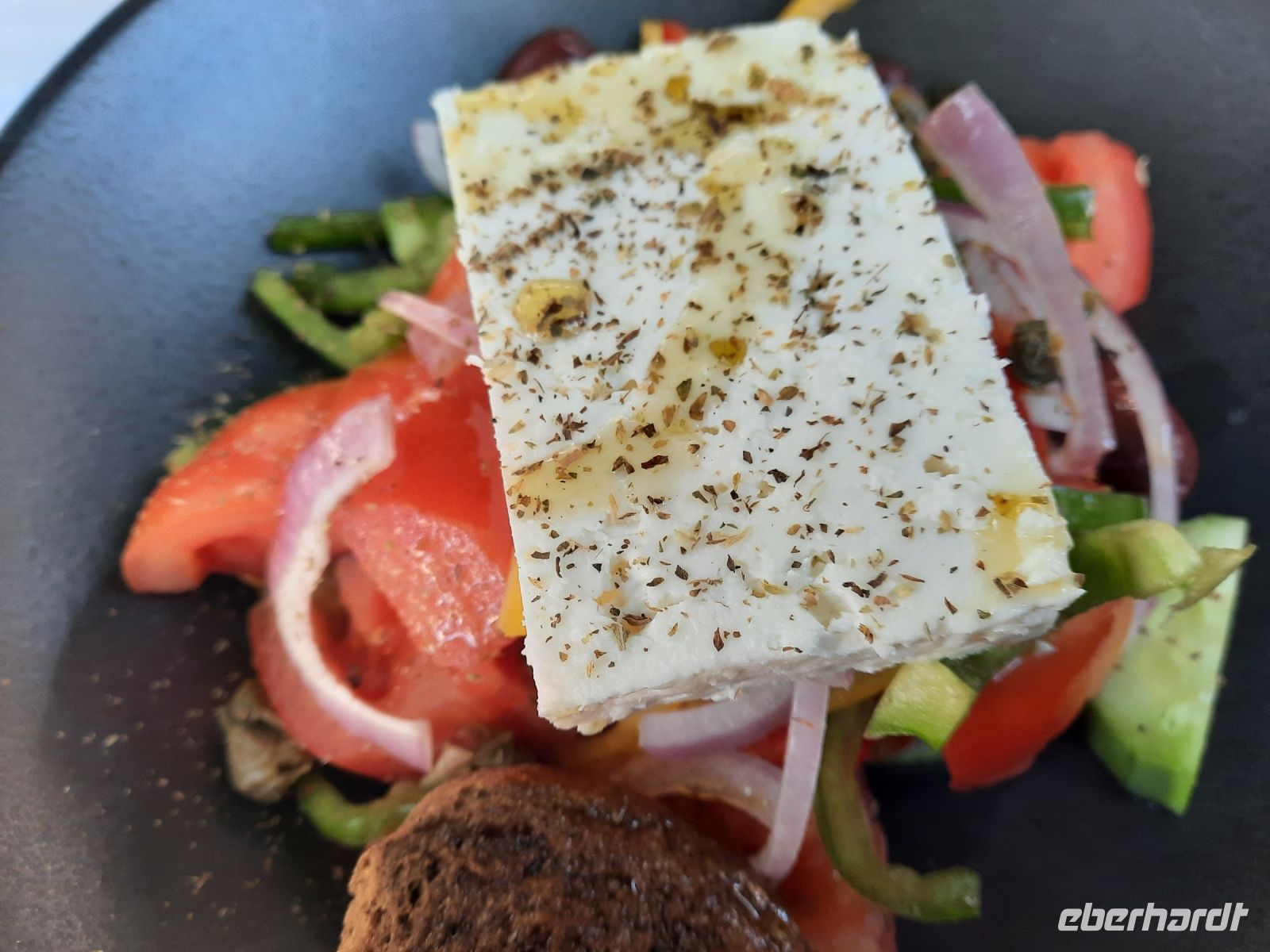Mittagspause in der Altstadt (Plaka) - Griechischer Salat &ndash; &copy; Katrin Deutschbein (Eberhardt TRAVEL)