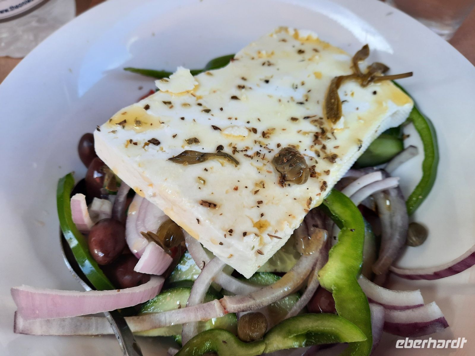 Mittagspause in der Lavrio - Griechischer Salat &ndash; &copy; Katrin Deutschbein (Eberhardt TRAVEL)
