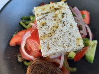 Mittagspause in der Altstadt (Plaka) - Griechischer Salat &ndash; &copy; Katrin Deutschbein (Eberhardt TRAVEL)