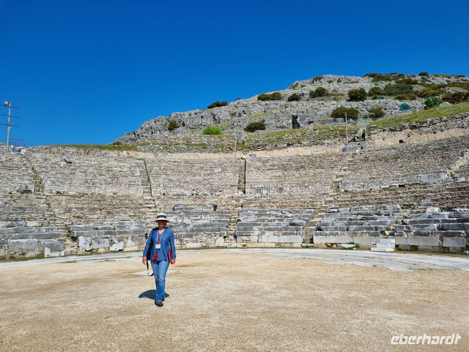 Archäologische Zone in Philippi (Erklärungen durch Anastasia im Theater) &ndash; &copy; Katrin Deutschbein (Eberhardt TRAVEL)