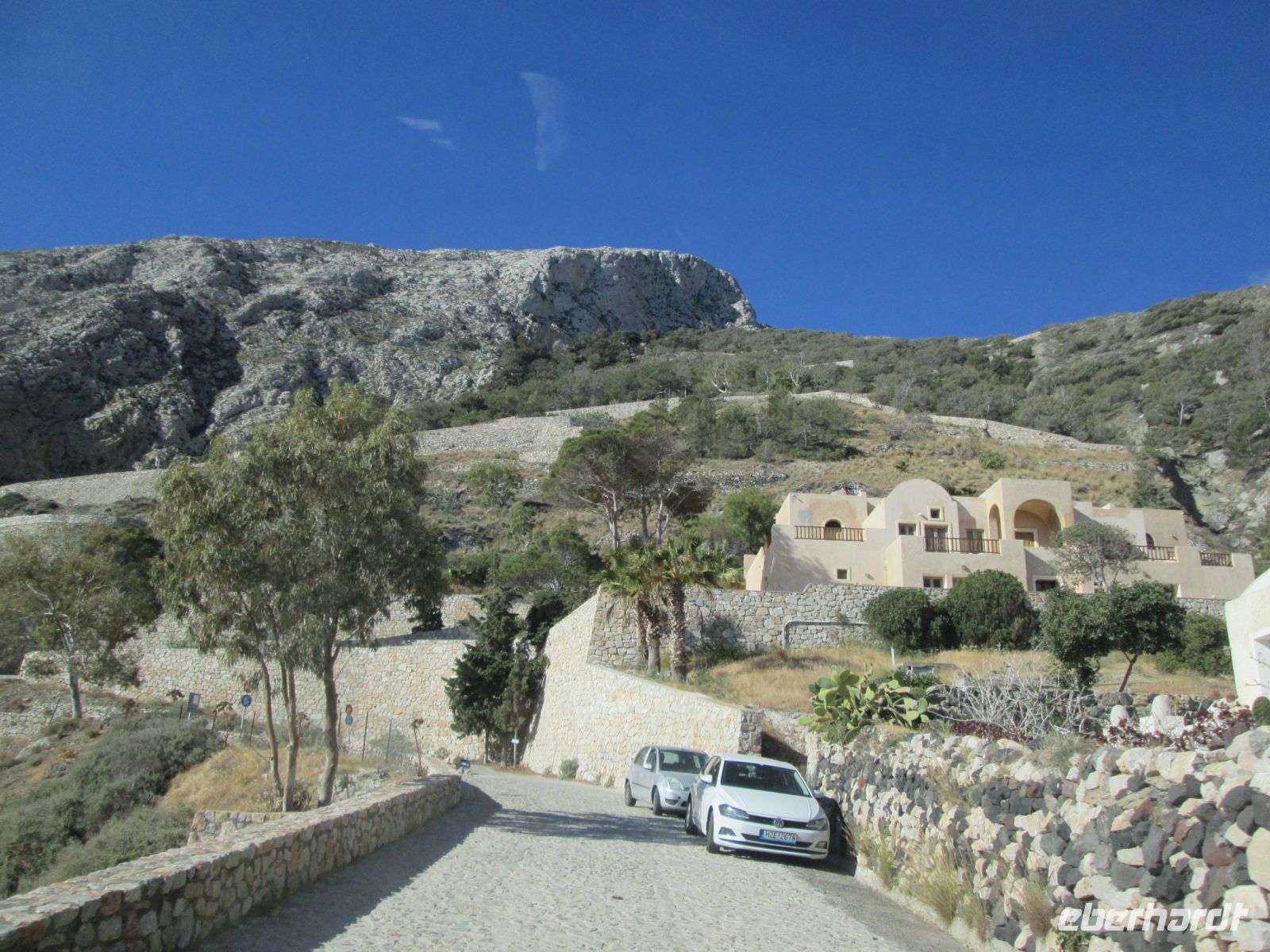Auffahrt (Konrad Adenauer Straße) nach Alt-Thira  &ndash; &copy; Heike Heinen (Eberhardt TRAVEL)