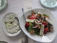 wieder leckere Vorspeisen: Tsatziki und Salat &ndash; &copy; Heike Heinen (Eberhardt TRAVEL)