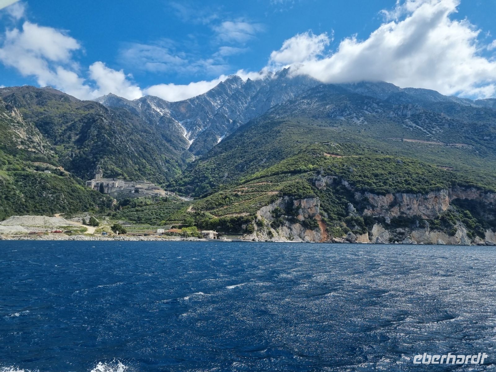 Schifffahrt zum Berg Athos - Kloster Agiou Pavlou mit Berg Athos &ndash; &copy; Katrin Deutschbein (Eberhardt TRAVEL)