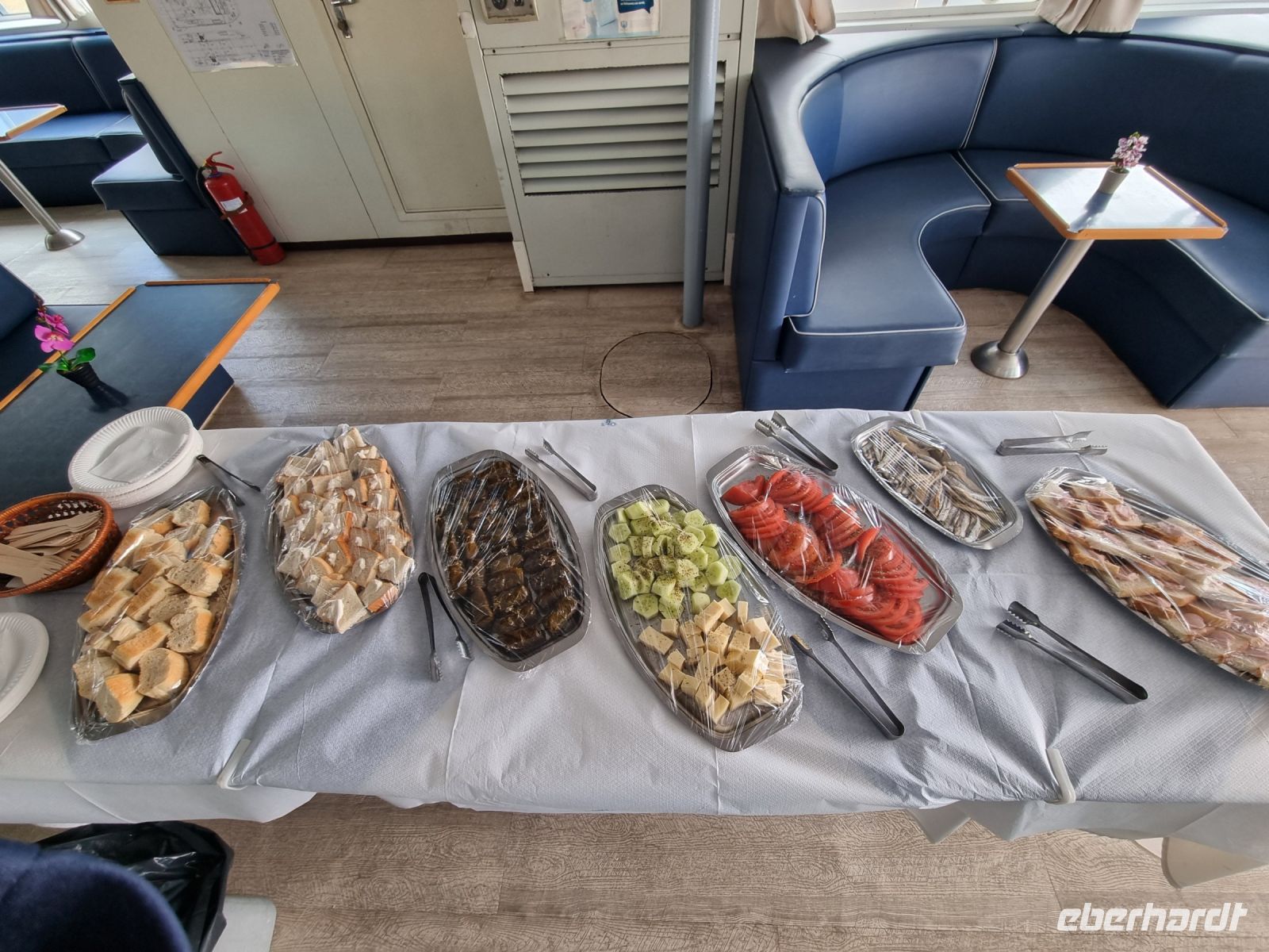 Schifffahrt durch den Kanal von Korinth - Meze-Häppchen &ndash; &copy; Katrin Deutschbein (Eberhardt TRAVEL)