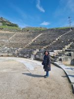 Archäologische Zone in Philippi (Theater) - örtliche Reiseleiterin Anastasia &ndash; &copy; Katrin Deutschbein (Eberhardt TRAVEL)