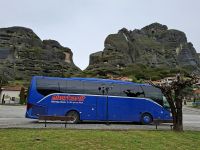 unser Reisebus in Kalambaka zu Füßen der Meteora-Felsen... &ndash; &copy; Katrin Deutschbein (Eberhardt TRAVEL)