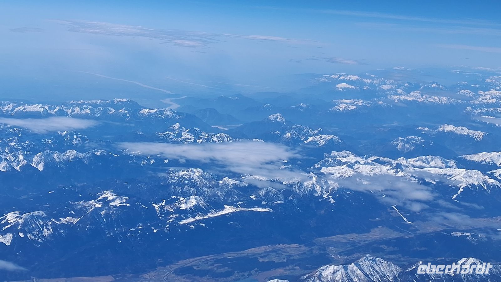 Flug nach Athen über die schneebedeckten Alpen &ndash; &copy; Georg Berger (Eberhardt TRAVEL)