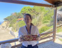 (74) Stella zeigt das fertig zubereitete Ofengemüse, Avra Oceanos Taverne - Korfu.jpg