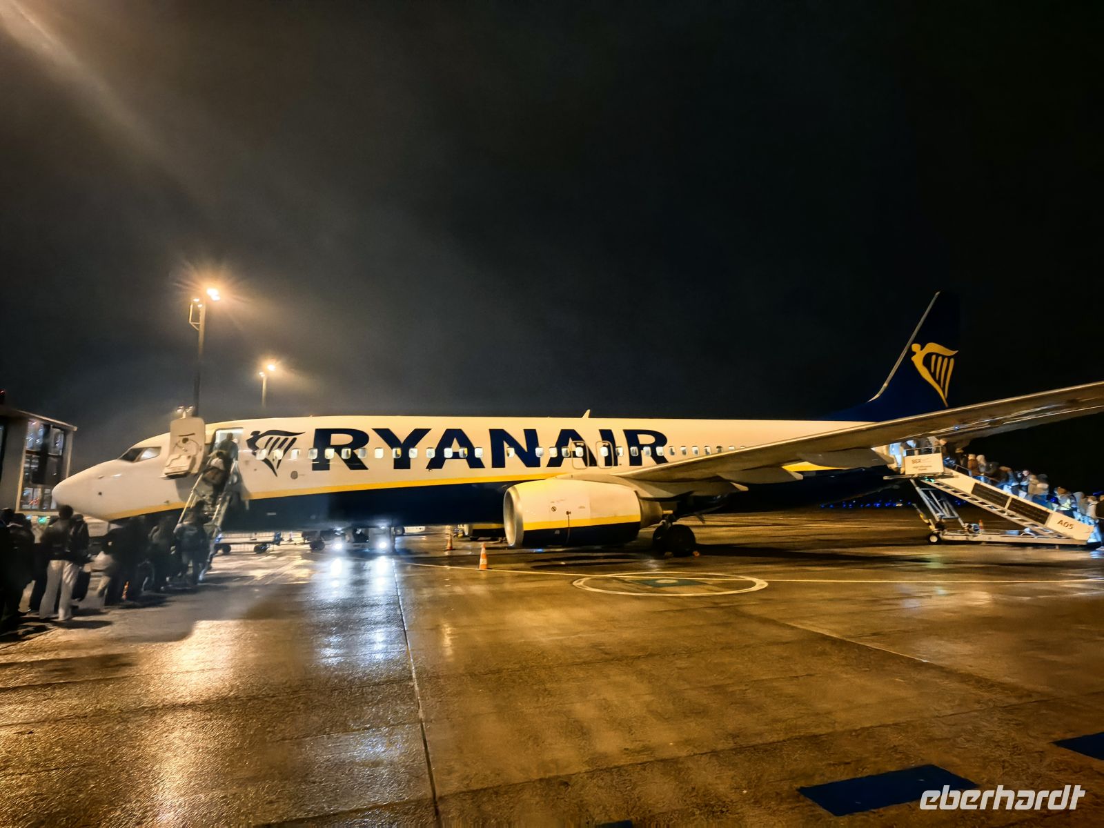 Mit Verspätung geht es im Regen los  &ndash; &copy; Simone Willner (Eberhardt TRAVEL)