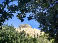 Blick auf das Parthenon auf der Akropolis in Athens Altstadt