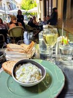 Zaziki, Wein und Brot gehören einfach zu Griechenland &ndash; &copy; Simone Willner (Eberhardt TRAVEL)