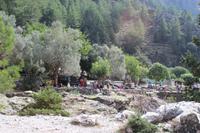 Einer von mehreren Rastplätzen in der Samaria-Schlucht &ndash; &copy; Marcus Richter (Eberhardt TRAVEL)