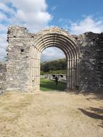 Westportal der Abteiruine Strata Florida &ndash; &copy; Michael Krause (Eberhardt TRAVEL)