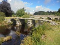 Clapper Bridge und neue Brücke von Postbridge &ndash; &copy; Dr. Michael Krause (Eberhardt TRAVEL)