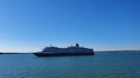 20220710 180223 Queen Victoria verläßt den Hafen von Southampton &ndash; &copy; Marlies Thrum (Eberhardt TRAVEL)