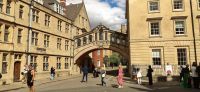 049 Oxford, Absolventin unter der Seufzer Brücke &ndash; &copy; Konrad Füssel (Eberhardt TRAVEL)