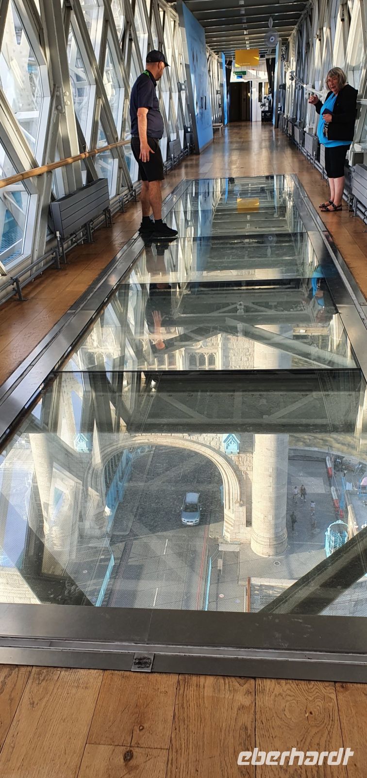 20220828 185248 der Glasboden der Tower Bridge &ndash; &copy; Marlies Thrum (Eberhardt TRAVEL)