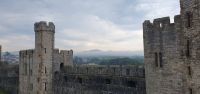20230612_110629 Blick über die Mauern von Caernarfon.jpg &ndash; &copy; Marlies Thrum (Eberhardt TRAVEL)