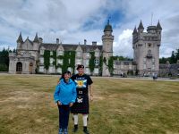 Reiseleiter mit Schotten vor Balmoral &ndash; &copy; Barbara Pflicke (Eberhardt TRAVEL)