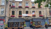 Pubs am Grassmarket 20230806 091028 &ndash; &copy; Marlies Thrum (Eberhardt TRAVEL)