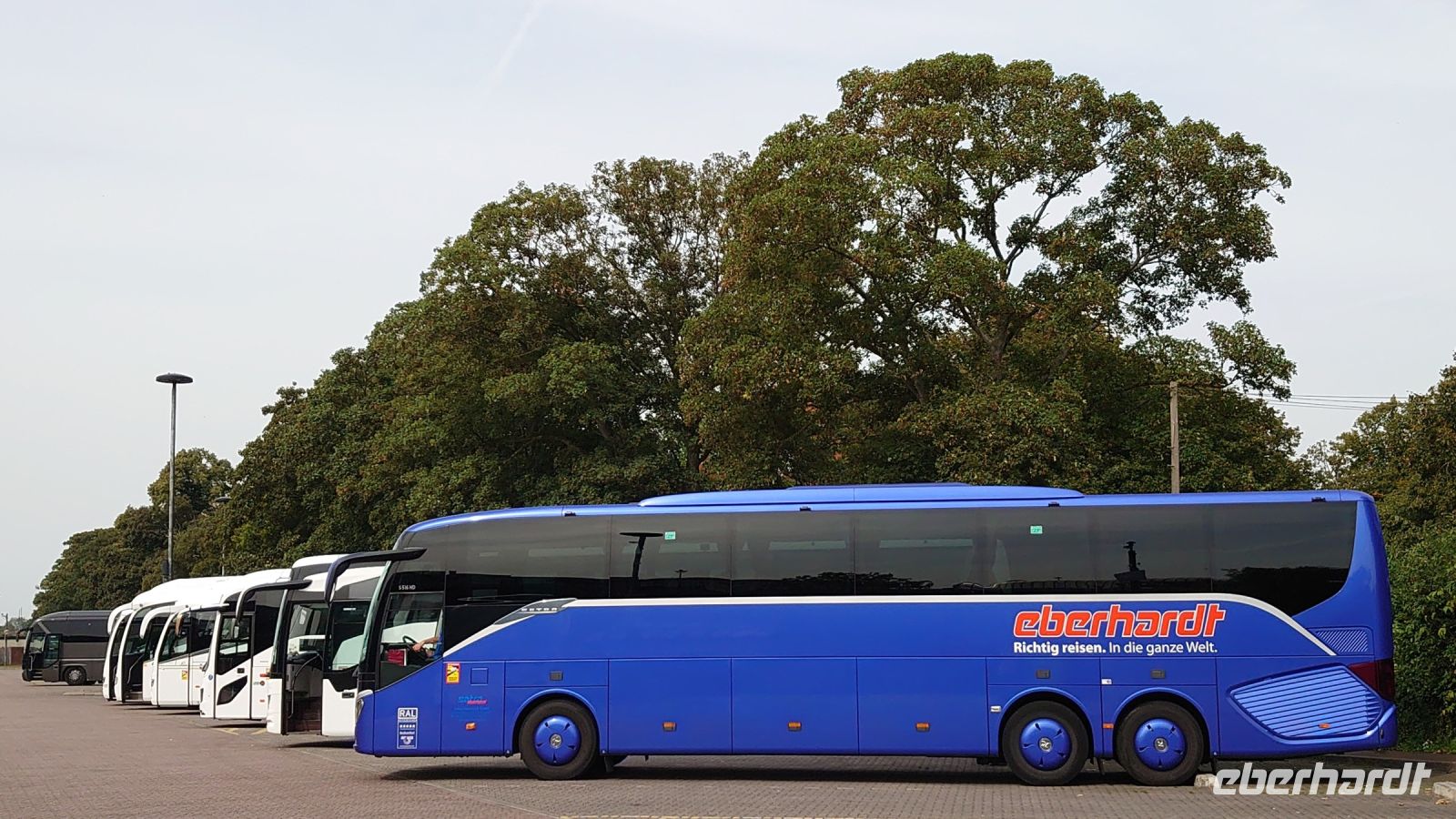 Unser Bus hebt sich deutlich ab... .JPG &ndash; &copy; Burkhard Herpich (Eberhardt TRAVEL)